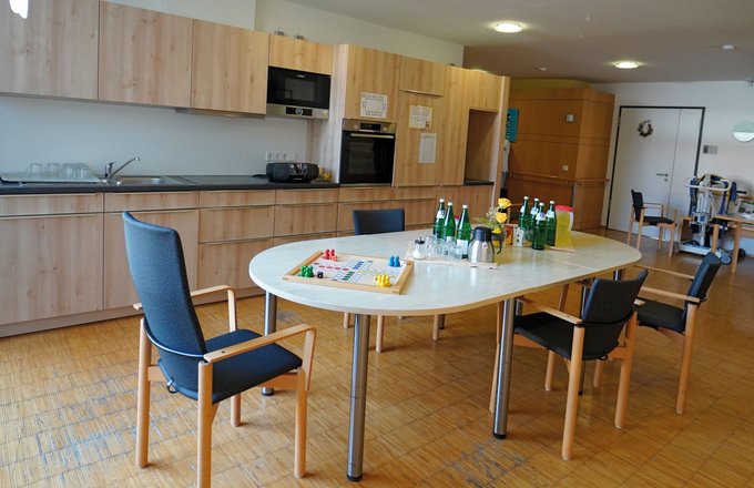Küche in einer Wohngruppe mit Tisch und Stühlen