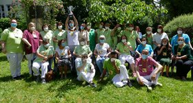 Gruppenfoto im Garten mit Pokal