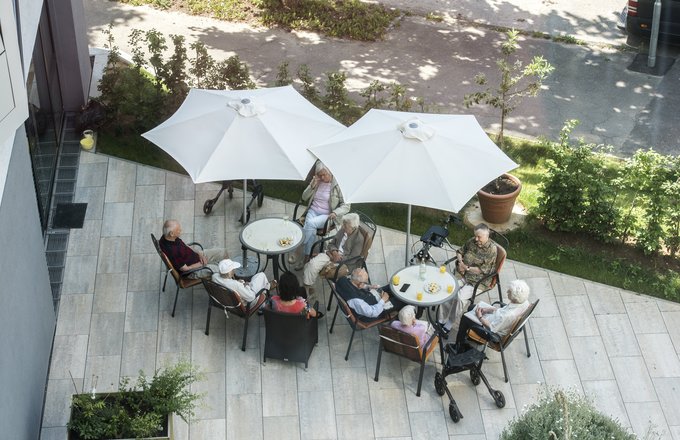 Blick auf Terrasse mit Sonnenschirm