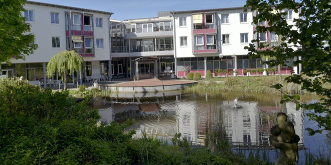 Gebäude Haus im Park mit zugehörigem Teich