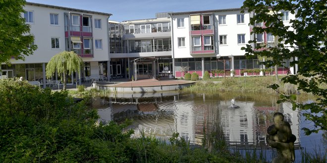 Gebäude Haus im Park mit zugehörigem Teich