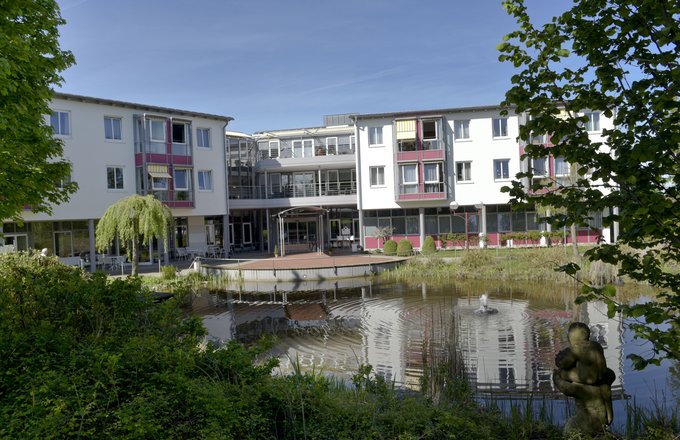 Gebäude Haus im Park mit zugehörigem Teich