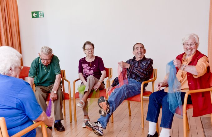 Sitzgymnastik im Stuhlkreis