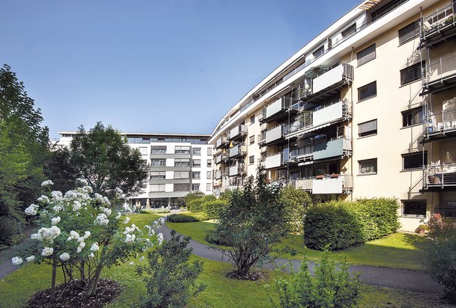 Außenansicht Ludwigstift mit Garten und Betreutem Wohnen