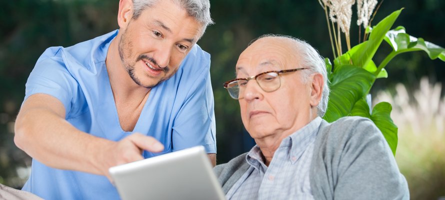 Junger Mann und alter Mann mit Tablet