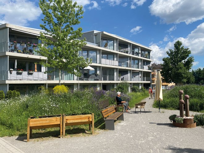 Außenansicht des Betreuten Wohnens: ein dreistöckiger Neubau mit großen Balkons