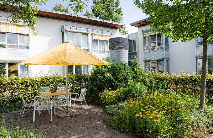 Haus am Fleinsbach, Terrasse mit Sitzgruppe und Sonnenschirm