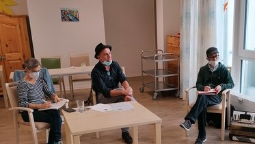 Das Improvisationstheater „WildWechsel“ führt Interviews im Wohn- und Pflegezentrum Flugfeld