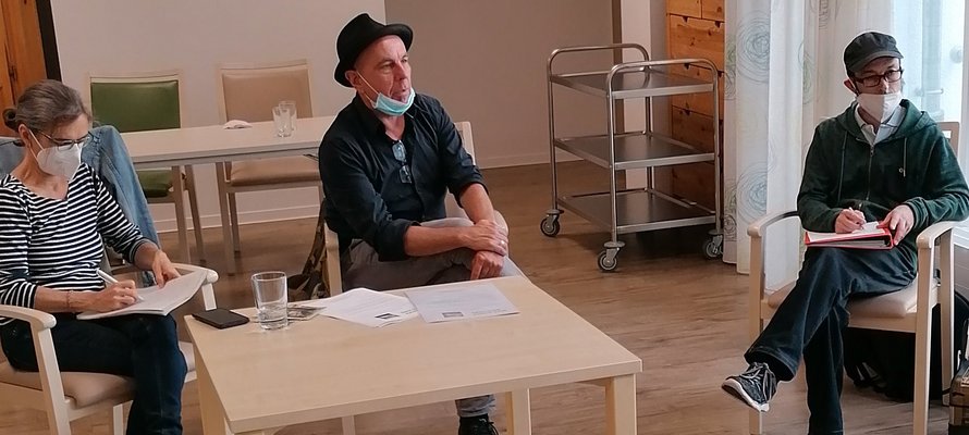 Das Improvisationstheater „WildWechsel“ führt Interviews im Wohn- und Pflegezentrum Flugfeld
