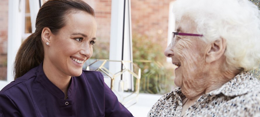 Seniorin im Gespräch mit jüngerer Frau