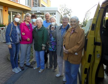 Die Gruppe der Ausflüglerinnen mit Ehrenamtlichem Herrn Schüler