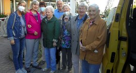 Die Gruppe der Ausflüglerinnen mit Ehrenamtlichem Herrn Schüler