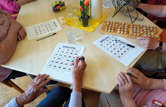 An einem Tisch wird Bingo gespielt