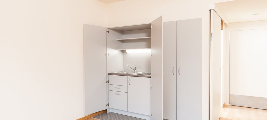 Kitchenette und Kleiderschrank 1