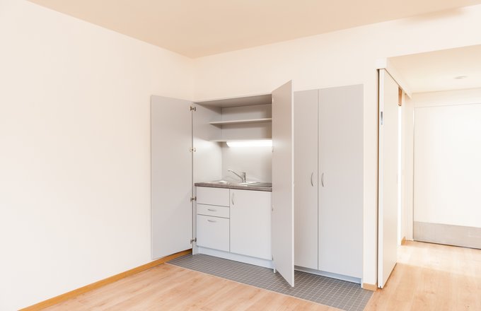 Kitchenette und Kleiderschrank 1