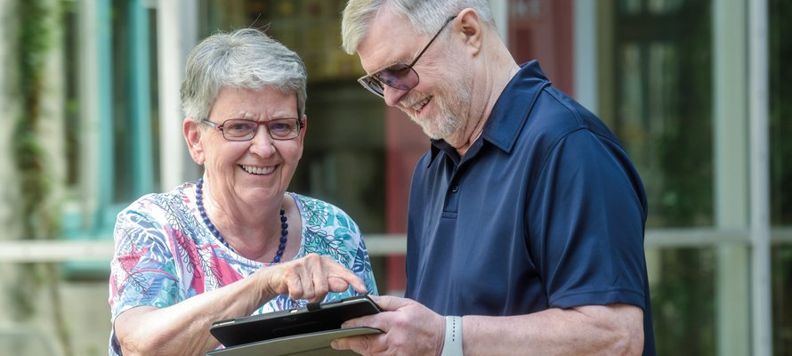 Senioren greifen auf die Hilfeplattform zu