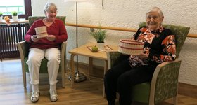 2 Seniorinnen im Sessel mit selbst geflochtenen Körben