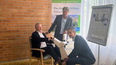 Der Gesundheitsminister und Projektpartner testen ein Trainingsgerät.