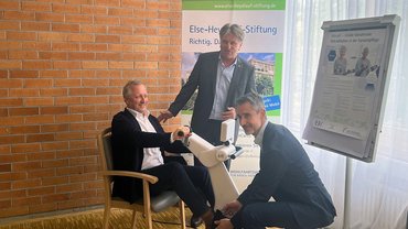 Der Gesundheitsminister und Projektpartner testen ein Trainingsgerät.