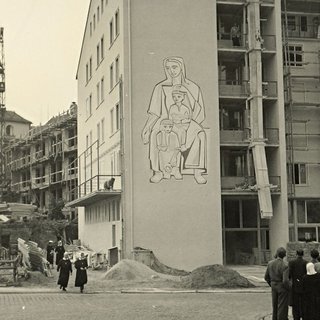 Frisch enthülltes Wandbild am Bau des Ludwigstifts (1956)
