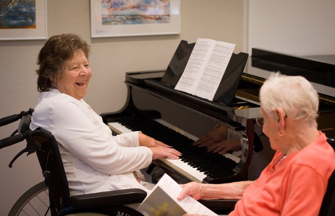 Bewohner beim gemeinsamen Musizieren und Singen