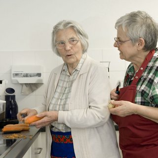 Stationäre WG im Haus am Kappelberg: Bewohnerin und Alltagsbegleiterin